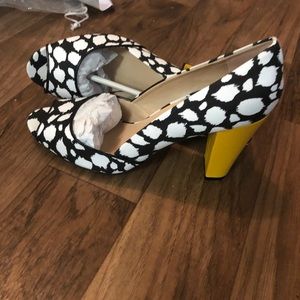 Avon Blurry Dot Fashion Pump